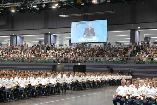 Neuer Rekord bei der Bayerischen Polizei: Bayerns Innenminister Joachim Herrmann vereidigt in Nürnberg 1.546 neue Polizistinnen und Polizisten. | Foto: Udo Dreier