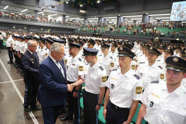 Neuer Rekord bei der Bayerischen Polizei: Bayerns Innenminister Joachim Herrmann vereidigt in Nürnberg 1.546 neue Polizistinnen und Polizisten. | Foto: Udo Dreier