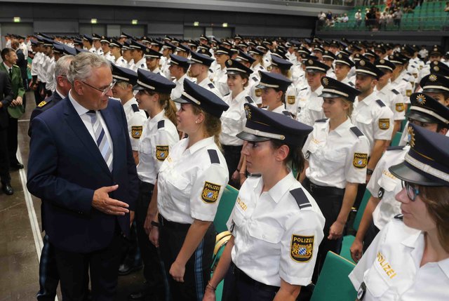 Neuer Rekord bei der Bayerischen Polizei: Bayerns Innenminister Joachim Herrmann vereidigt in Nürnberg 1.546 neue Polizistinnen und Polizisten. | Foto: Udo Dreier