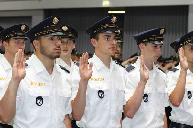 Neuer Rekord bei der Bayerischen Polizei: Bayerns Innenminister Joachim Herrmann vereidigt in Nürnberg 1.546 neue Polizistinnen und Polizisten. | Foto: Udo Dreier