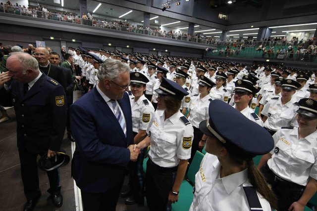 Neuer Rekord bei der Bayerischen Polizei: Bayerns Innenminister Joachim Herrmann vereidigt in Nürnberg 1.546 neue Polizistinnen und Polizisten. | Foto: Udo Dreier