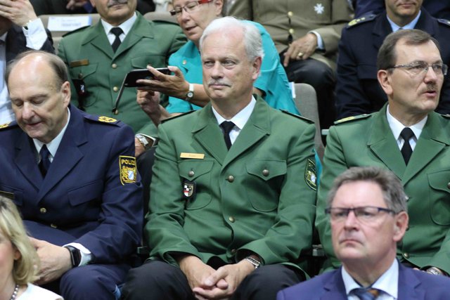 Neuer Rekord bei der Bayerischen Polizei: Bayerns Innenminister Joachim Herrmann vereidigt in Nürnberg 1.546 neue Polizistinnen und Polizisten - im Bild: Polizeipräsident Mittelfranken Johann Rast (Mitte). | Foto: Udo Dreier