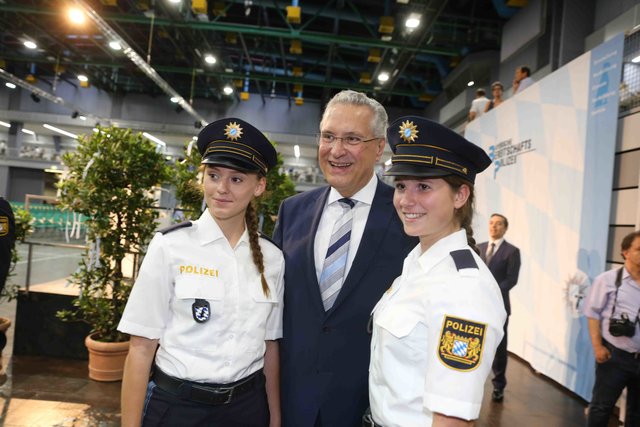 Neuer Rekord bei der Bayerischen Polizei: Bayerns Innenminister Joachim Herrmann vereidigt in Nürnberg 1.546 neue Polizistinnen und Polizisten. | Foto: Udo Dreier