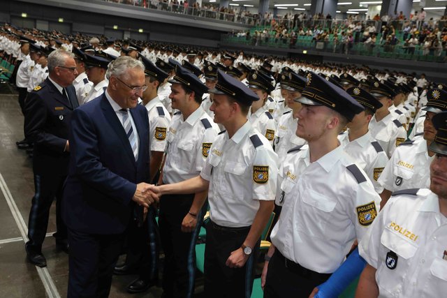 Neuer Rekord bei der Bayerischen Polizei: Bayerns Innenminister Joachim Herrmann vereidigt in Nürnberg 1.546 neue Polizistinnen und Polizisten. | Foto: Udo Dreier