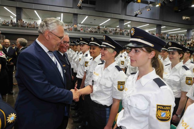 Neuer Rekord bei der Bayerischen Polizei: Bayerns Innenminister Joachim Herrmann vereidigt in Nürnberg 1.546 neue Polizistinnen und Polizisten. | Foto: Udo Dreier