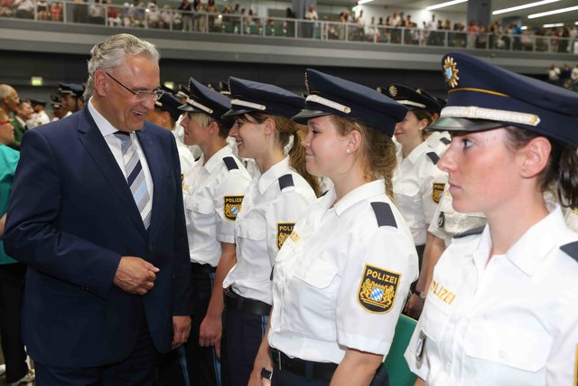 Neuer Rekord bei der Bayerischen Polizei: Bayerns Innenminister Joachim Herrmann vereidigt in Nürnberg 1.546 neue Polizistinnen und Polizisten. | Foto: Udo Dreier
