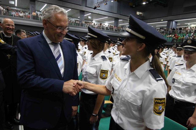 Neuer Rekord bei der Bayerischen Polizei: Bayerns Innenminister Joachim Herrmann vereidigt in Nürnberg 1.546 neue Polizistinnen und Polizisten. | Foto: Udo Dreier