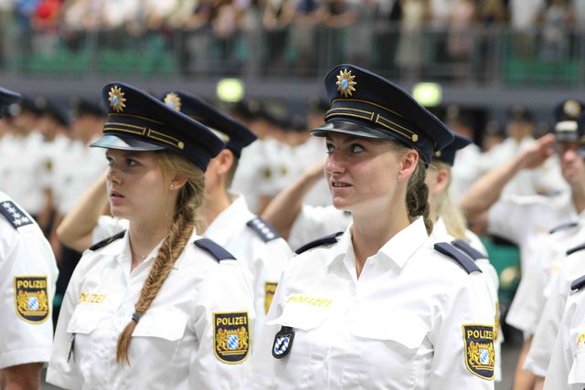 Neuer Rekord bei der Bayerischen Polizei: Bayerns Innenminister Joachim Herrmann vereidigt in Nürnberg 1.546 neue Polizistinnen und Polizisten. | Foto: Udo Dreier