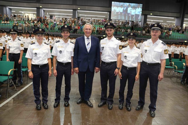 Neuer Rekord bei der Bayerischen Polizei: Bayerns Innenminister Joachim Herrmann vereidigt in Nürnberg 1.546 neue Polizistinnen und Polizisten. | Foto: Udo Dreier