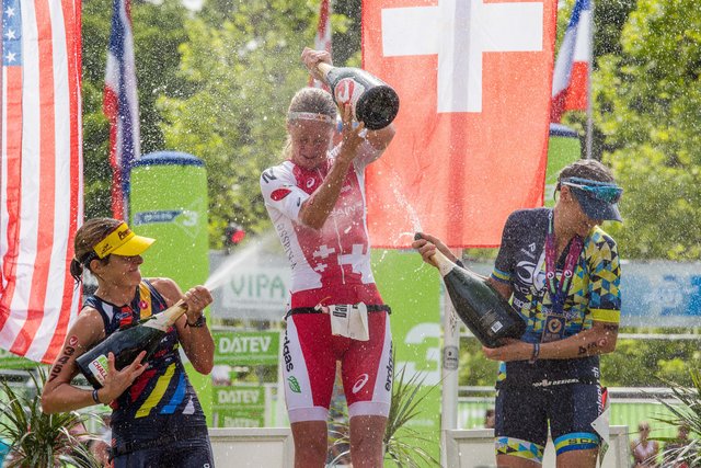 Das Podium der Frauen beim DATEV Challenge Roth 2017: Die erstplatzierte Daniela Ryf (SUI) (Mitte) mit einer Zeit von 08:40:03, Laura Siddal (GBR) mit 08:51:38 und die drittplatzierte Lisa Roberts (USA) mit 08:57:14. | Foto: © TEAMCHALLENGE, Christoph Raithel