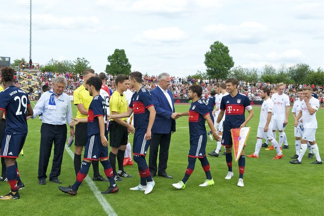 Die persönliche Begrüßung des Star-Ensembles des Deutschen Rekordmeisters FC Bayern München direkt auf dem Spielfeld des Adi-Dassler-Sportplatzes ließen sich Joachim Herrmann und Reinhard Heydenreich nicht nehmen. Foto: Walter Jeschke, Aha Magazin