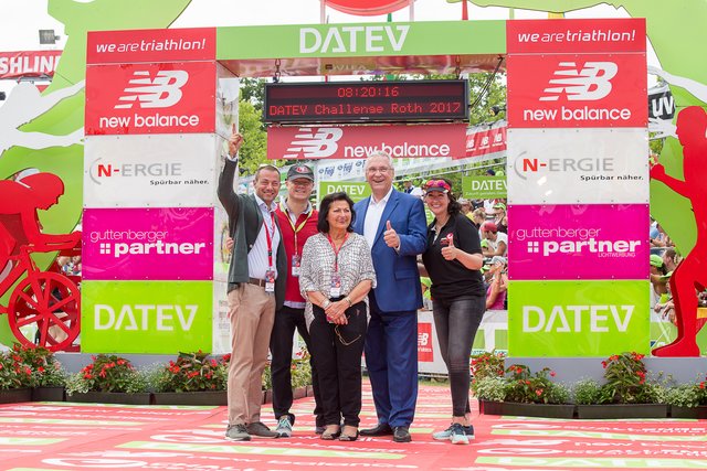 Staatsminister Joachim Herrmann (2.v.r.) zusammen mit Rennleiter Felix Walchshöfer, Dr. Robert Mayr (Vorstandsvorsitzender des Titelsponsors DATEV e.G.), Alice und Kathrin Walchshöfer (v.l.n.r.) | Foto: © TEAMCHALLENGE, Christoph Raithel