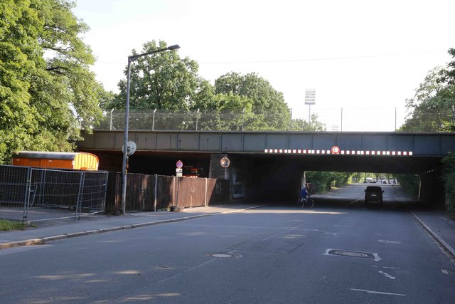 Die Brücke über die Hans-Kalb-Straße, links oben war die Unfallstelle. Foto: © Udo Dreier