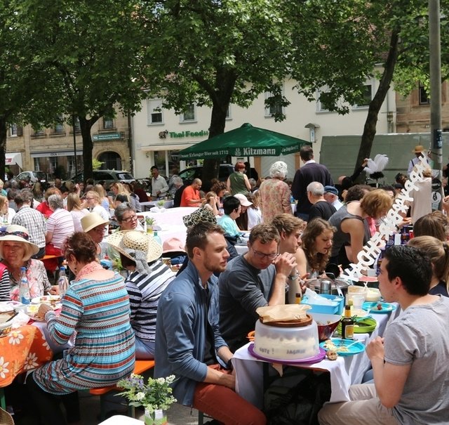 Erlanger Bürger-Brunch - alles, was auf den Tisch kommt, zaubern die Besucher aus Ihrem eigenen Picknick-Kor | Foto: HJKrieg, hl-studios, Erlangen