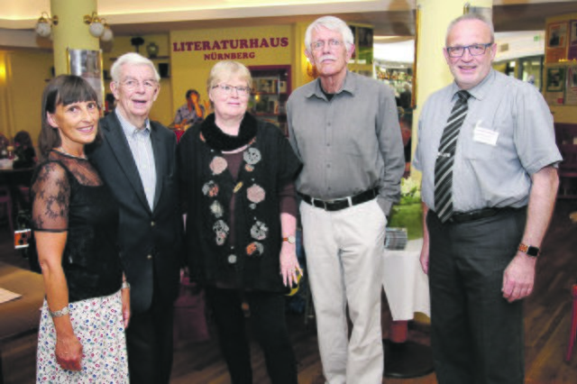 Bei ,,Humor à la Carte": Ruth Tiegde (Bay. Blindenhörbücherei), Literaturhaus-Leiter Dr. Manfred Boos, Sabrina Dellith (Inklusionsbeauftragte Nürnberg), Karlheinz Bedall (stv. Vorsitzender Literaturhaus e.V.) und Restaurantleiter Jörg Schuster.