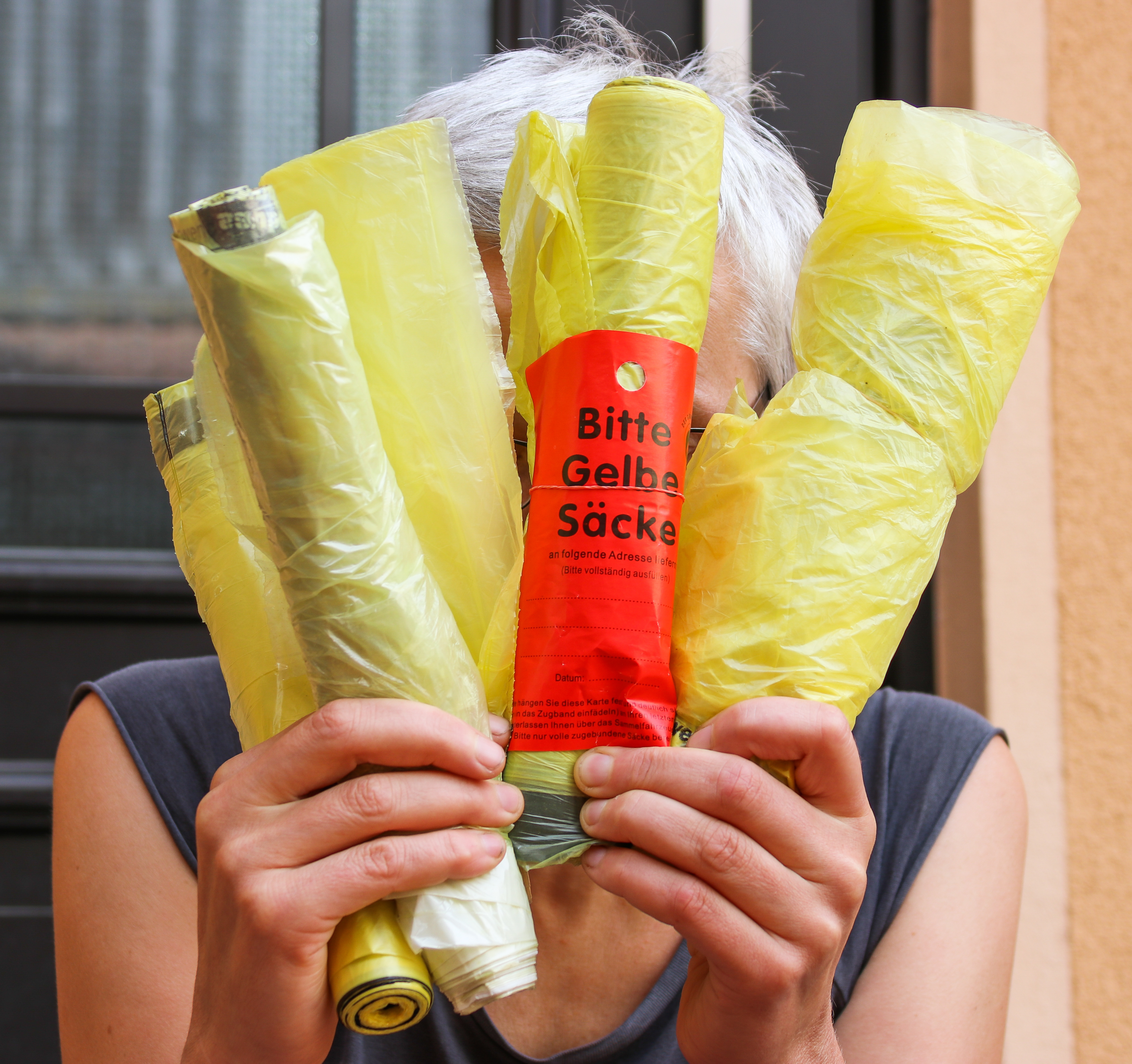 Immer Stress mit den Gelben Säcken. Wer ist verantwortlich für die herumfliegenden gelben Ärgernisse? Die Mieter oder die Vermieter?