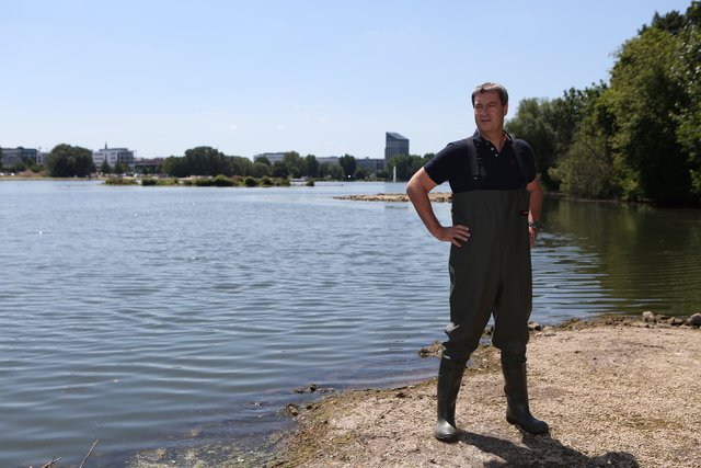 Markus Söder auf der Insel! Sie wird bepflanzt. Im Hintergrund, auf Höhe seines Ellenbogens, erkennt man das nächste künstliche Eiland. Sie sind wichtige Rückzugsorte für Tiere, am Rande der Inseln legen z.B. auch Fische ihre Eier ab. Foto: © Sven Grundmann