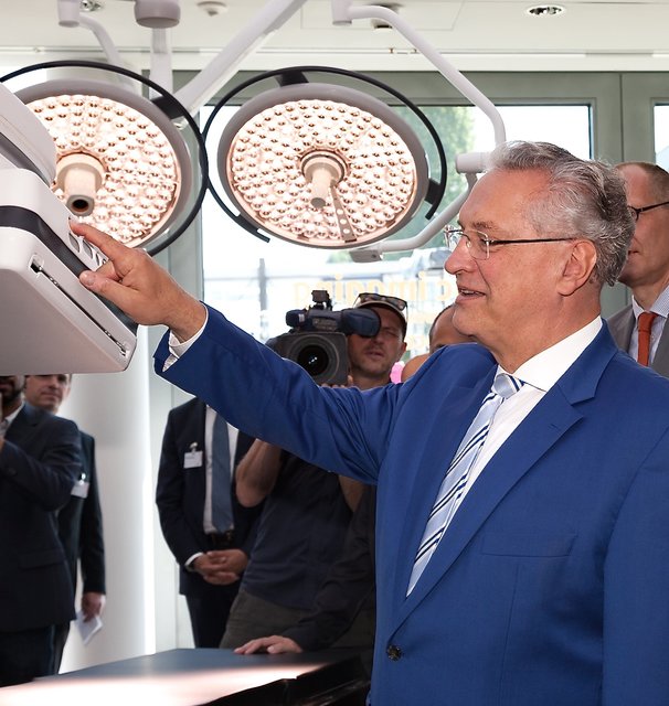 Bayerns Innenminister Joachim Herrmann testet das neue robotergestützte Angiographie-System Artis pheno im neuen Experience Center. Foto: R. Rosenbauer