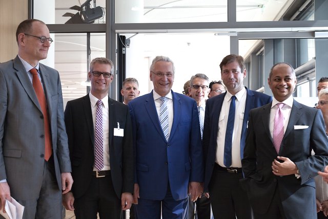 Rundgang durch das neue Büro- und Entwicklungsgebäude (erste Reihe von links): Dr. Bernd Montag (CEO Siemens Healthineers), OB Dr. Uwe Kirschstein, Staatsminister Joachim Herrmann, Landrat Dr. Hermann Ulm und Michael Sen (Mitglied des Vorstands der Siemens AG und Aufsichtsratsvorsitzender Siemens Healthcare GmbH). Foto: R. Rosenbauer