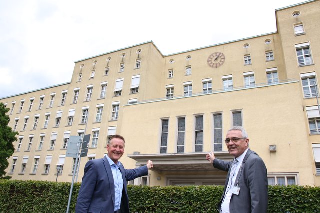 Fürths Oberbürgermeister Thomas Jung (li.) und Klinikumsvorstand Peter Krappmann - hier vor dem Klinikums-Hauptgebäude, das erhalten bleibt - freuen sich über die enorme Förderzusage von Seiten des Freistaates Bayern. Foto: Ebersberger