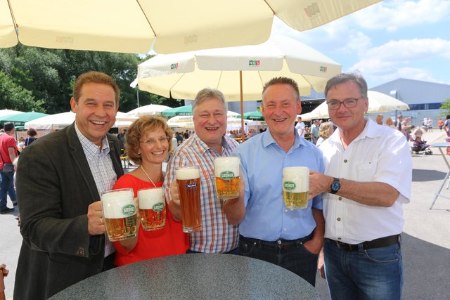 Tucher-Geschäftsführer Fred Höfler begrüßt Fürths Oberbürgermeister Dr. Thomas Jung, den SPD Bundestagsabgeordneten Martin Burkert (v.l.) sowie Fürths Bürgermeister Markus Braun und Ehefrau Barbara. | Foto: © John R. Braun