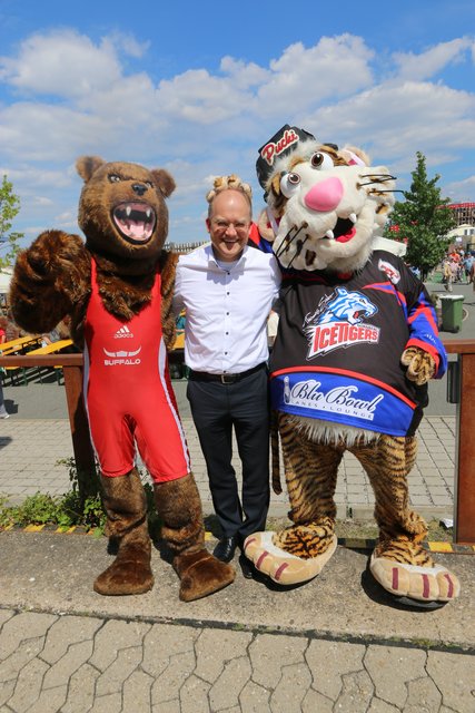 CSU-Bundestags-Kandidat Sebastian Brehm hatte viel Spaß mit Pucki und Grizzly. | Foto: John R. Braun