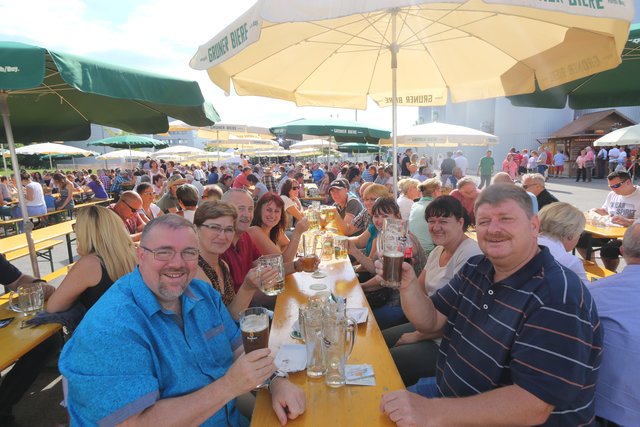 Hoch die Gläser! Prost auf ein gelungenes Tucher-Brauereifest. | Foto: © John R. Braun
