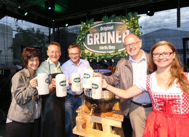 Fürths Oberbürgermeister Dr. Thomas Jung (2.v.l.) stach am Abend das Grüner Fass mit drei Schlägen an. Anfeuernde Unterstützung bekam er von Ehefrau Heike (l.), Zirndorfs 1. Bürgermeister Thomas Zwingel (2.v.r.), Tucher-Chef Fred Höfler und Bierkönigin Christiane. | Foto: © John R. Braun