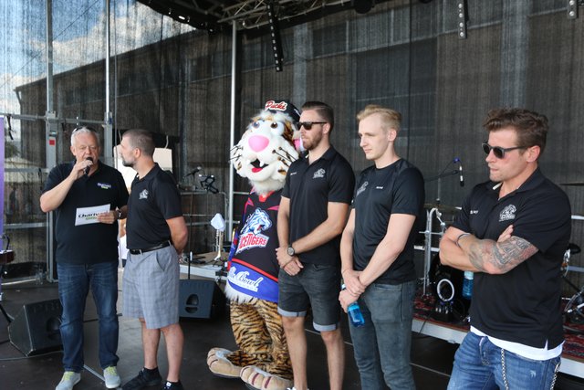 Moderator Gerald Kappler von Charivari 98,6 führte an beiden Tagen durchs Programm. Er führte zahlreiche Interviews (Hier mit Spielern der Thomas Sabo Ice Tigers) und präsentierte dem Publikum viele Künstler, Sportler, Politiker und Kuriositäten. | Foto: © John R. Braun