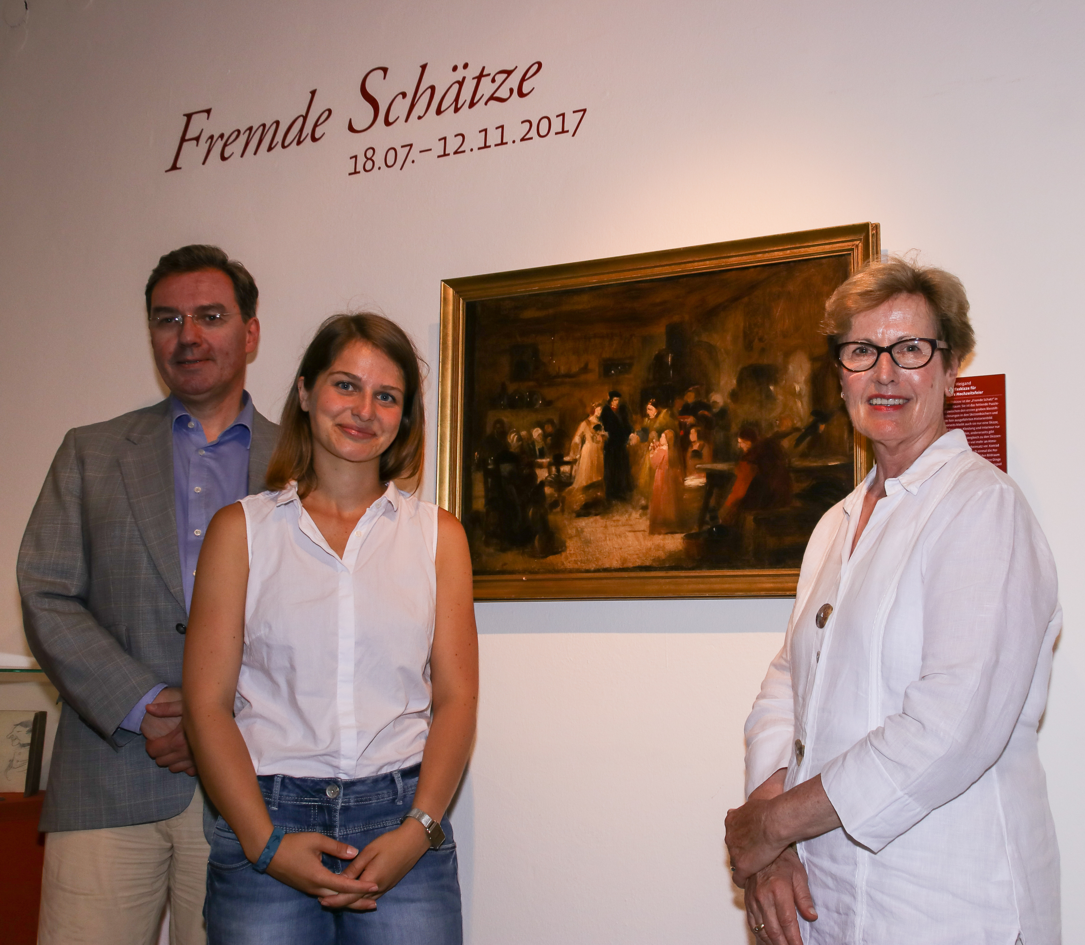 Die Öl-Skizze zum Monumentalgemälde ,,Luthers Hochzeit" ist eine Leihgabe von Krista Strahl (r.). Kuratorin Frederike Schmäschke (2.v.l.) und Dr. Thomas Schauerte, Leiter des Stadtmuseums im Fembo-Haus und der Kunstsammlungen, freuen sich über den ,,fremden Schatz".