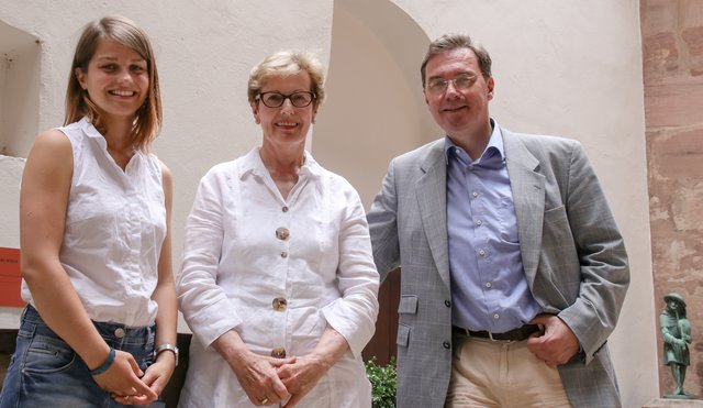 Krista Strahl (Mitte) kam zur Präsentation der ,,Fremden Schätze" extra aus Hannover nach Nürnberg ins Fembo-Haus. Auf dem Bild mit Kuratorin Frederike Schmäschke und dem Leiter des Stadtmuseums Fembo-Haus Dr. Thomas Schauerte. | Foto: Nicole Fuchsbauer