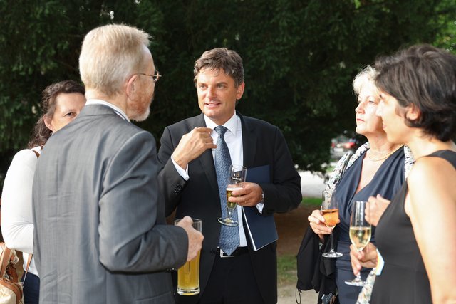 Nach dem Festakt ging es zum Empfang im Schlossgarten an der Orangerie. Foto: © Kurt Fuchs