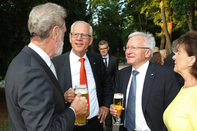 Nach dem Festakt ging es zum Empfang im Schlossgarten an der Orangerie. Foto: © Kurt Fuchs