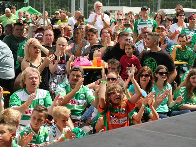 Große und kleine Fans hießen die Mannschaft mit viel Applaus willkommen. Foto: Ebersberger