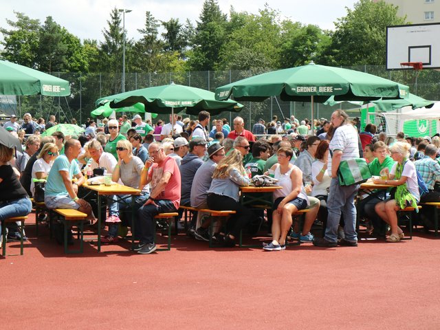 Gespannt und doch auch gelassen warteten die Fans auf ihr Team. Foto. Ebersberger