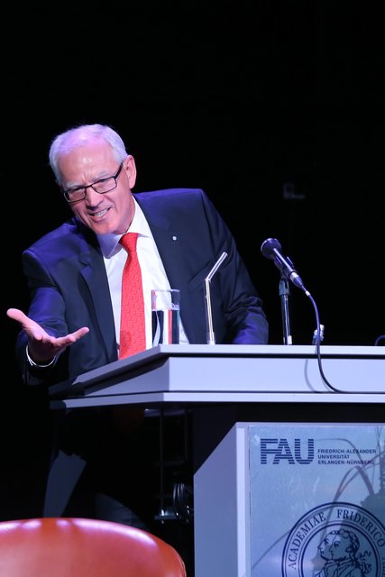 Charmant führte Erlangens Alt-Oberbürgermeister Dr. Siegfried Balleis durch den Abend. Foto: © Kurt Fuchs