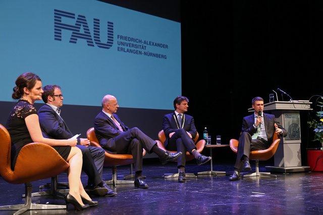 Den Abschluss bildete eine Talkrunde mit (von links) Moderatorin Miriam Scholz (BR), Erlangens OB Dr. Florian Janik, Dr. Ralf P. Thomas (Finanzvorstand Siemens AG & Schatzmeister des Unibundes), Prof. Dr. Joachim Hornegger und Stefan Müller (Parlamentarischer Staatssekretär im Bundesministerium für Bildung und Forschung). Foto: © Kurt Fuchs