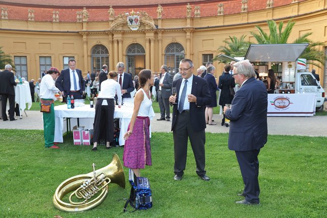 Nach dem Festakt ging es zum Empfang im Schlossgarten an der Orangerie. Foto: © Kurt Fuchs