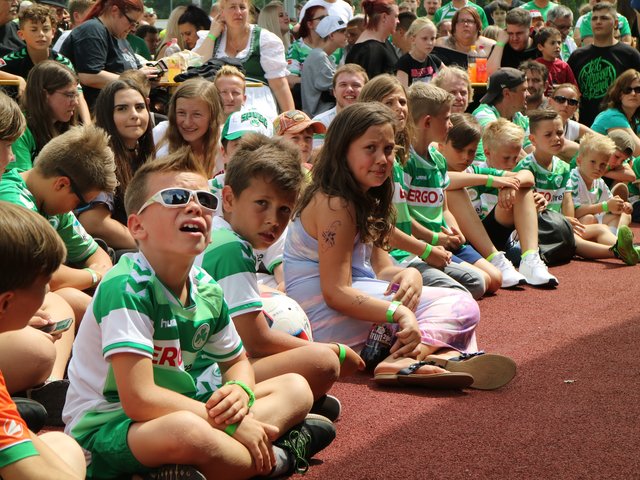 Alle in Weißgrün - die Anhänger der Spielvereinigung stehen zu ihrem Kleeblatt. Foto: Ebersberger