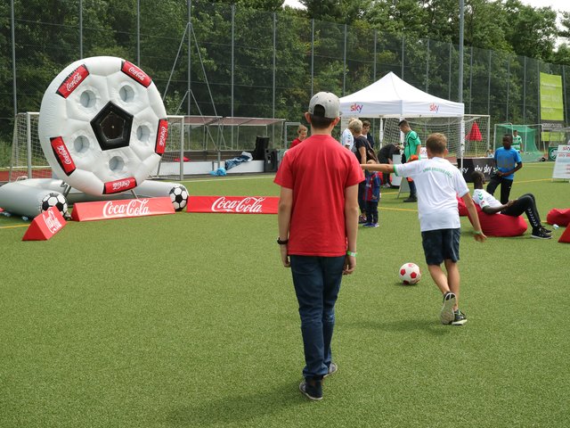 Torwandschießen mal anders - hier drehen sich die Einschusslöcher. Foto: Ebersberger