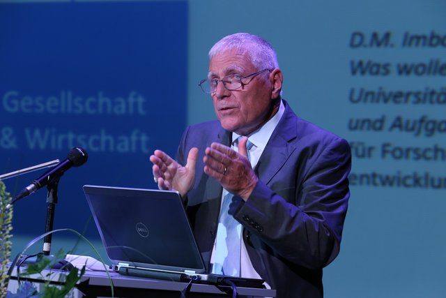 Festredner Prof. Dr. Dieter Imboden ging der Frage nach, was eine Uni zu einem exzellenten Unternehmen macht. Foto: © Kurt Fuchs