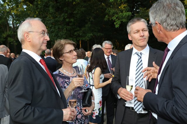 Nach dem Festakt ging es zum Empfang im Schlossgarten an der Orangerie. Foto: © Kurt Fuchs