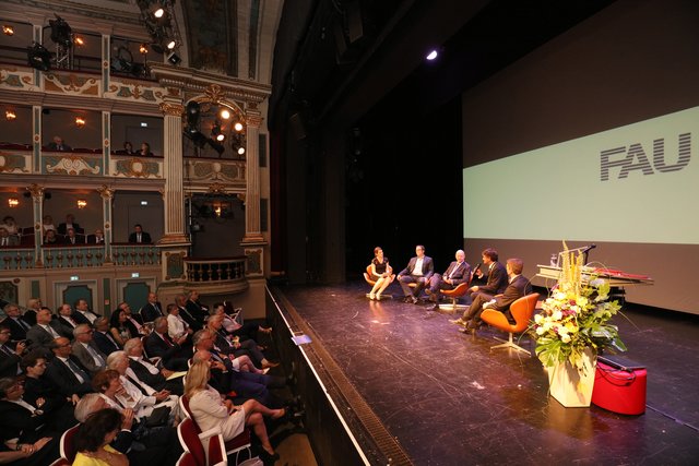 Den Abschluss bildete eine Talkrunde mit (von links) Moderatorin Miriam Scholz (BR), Erlangens OB Dr. Florian Janik, Dr. Ralf P. Thomas (Finanzvorstand Siemens AG & Schatzmeister des Unibundes), Prof. Dr. Joachim Hornegger und Stefan Müller (Parlamentarischer Staatssekretär im Bundesministerium für Bildung und Forschung). Foto: © Kurt Fuchs