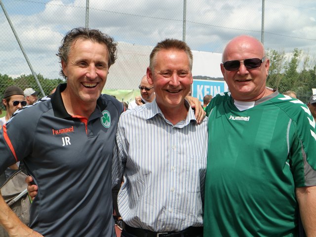 Nur gemeinsam geht's nach vorn beziehungsweise nach oben. Kleeblatt-Trainer Janos Radoki (li.), OB Thomas Jung (M.) und der Vorsitzende des Fanclubs Green-White Crocodiles, Roland Slupecki, symbolisieren den Zusammenhalt von Verein, Stadt und Fans. Foto: Ebersberger