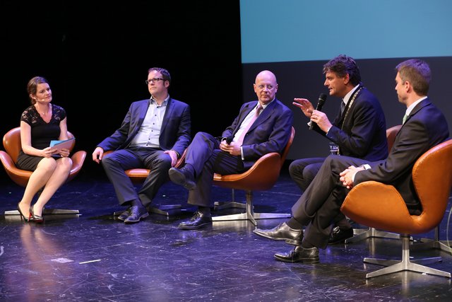 Den Abschluss bildete eine Talkrunde mit (von links) Moderatorin Miriam Scholz (BR), Erlangens OB Dr. Florian Janik, Dr. Ralf P. Thomas (Finanzvorstand Siemens AG & Schatzmeister des Unibundes), Prof. Dr. Joachim Hornegger und Stefan Müller (Parlamentarischer Staatssekretär im Bundesministerium für Bildung und Forschung). Foto: © Kurt Fuchs