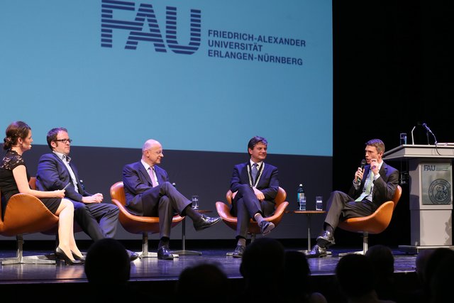 Den Abschluss bildete eine Talkrunde mit (von links) Moderatorin Miriam Scholz (BR), Erlangens OB Dr. Florian Janik, Dr. Ralf P. Thomas (Finanzvorstand Siemens AG & Schatzmeister des Unibundes), Prof. Dr. Joachim Hornegger und Stefan Müller (Parlamentarischer Staatssekretär im Bundesministerium für Bildung und Forschung). Foto: © Kurt Fuchs
