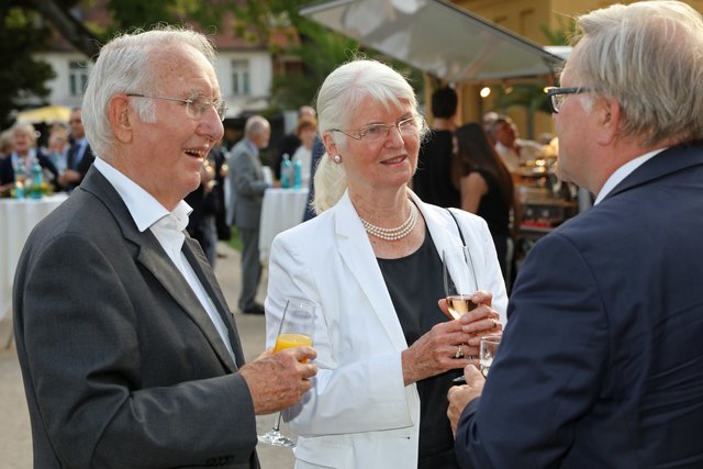 Nach dem Festakt ging es zum Empfang im Schlossgarten an der Orangerie. Foto: © Kurt Fuchs
