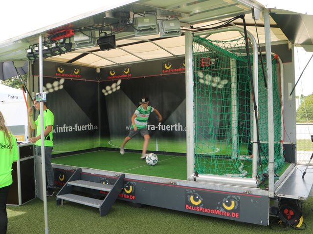 Hier konnten Fans und Spieler ihre Schussgeschwindigkeit messen. Foto: Ebersberger