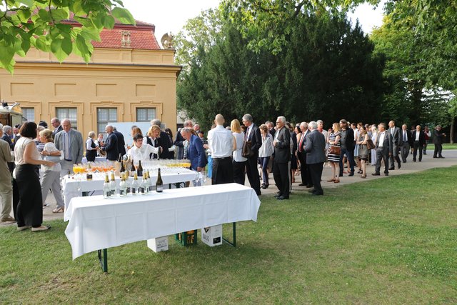 Nach dem Festakt ging es zum Empfang im Schlossgarten an der Orangerie. Foto: © Kurt Fuchs