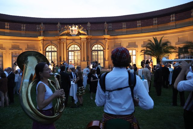 Nach dem Festakt ging es zum Empfang im Schlossgarten an der Orangerie. Foto: © Kurt Fuchs